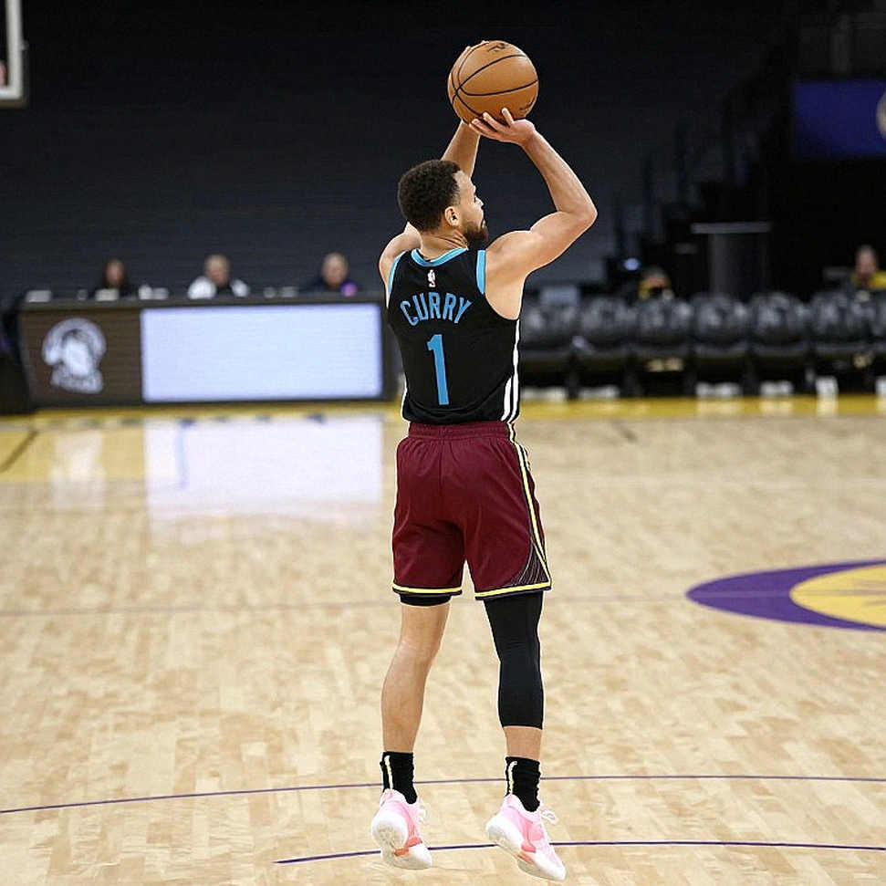 Dallas Mavericks Cắt Hợp Đồng John Poulakidas: Bản Án Dành Cho Một Tay Súng Trẻ Giữa Lúc Thị Trường Đóng Cửa