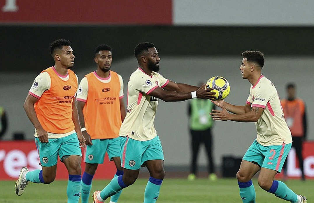 Ba mươi phút ở Etihad và khoảng trống trong bảng lương của Man City