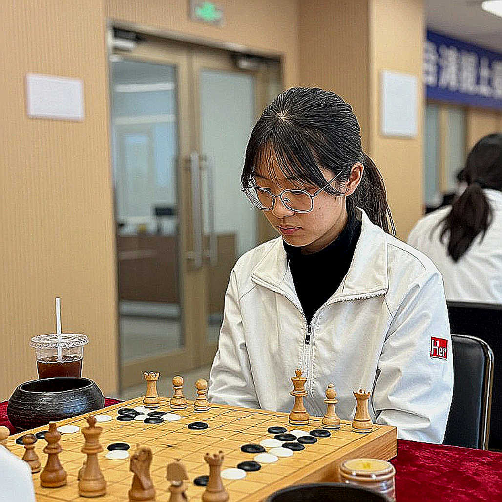 ChessBase Magazine số 225: khoảng cách giữa tấm bìa Bent Larsen và hai mươi bảy ván cờ ngắn bên trong