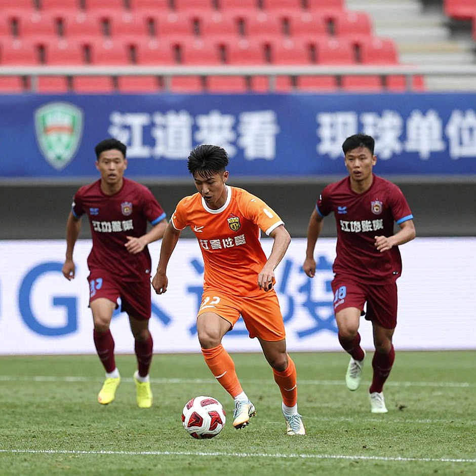 Bản hợp đồng không có giá niêm yết: đọc thị trường chuyển nhượng V.League bằng cấu trúc