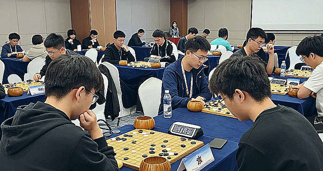 Ván cờ không nằm trên bàn: Tiêu đề US Championships và tờ rơi Elephant Gambit